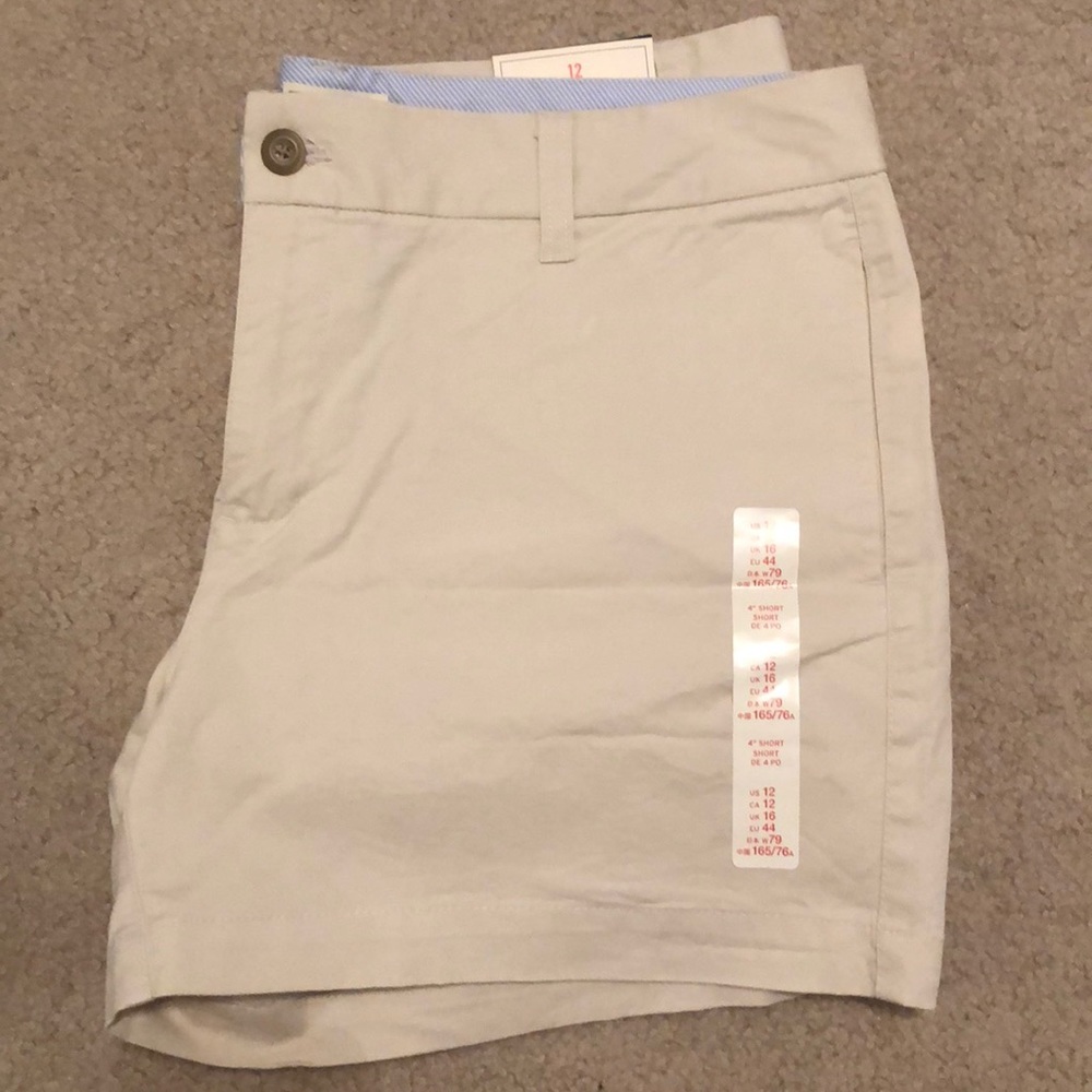 Gap khaki 4” shorts NEW